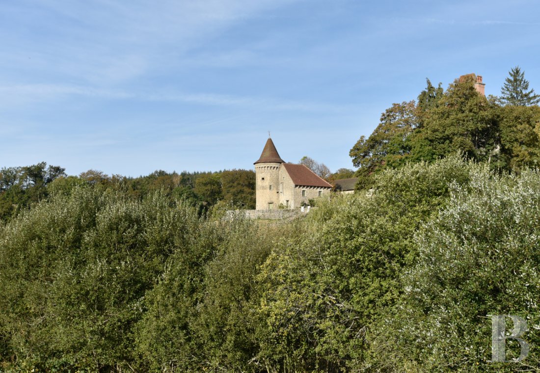 En Limousin, dans le sud-est de la Creuse et à proximité d’Aubusson, un logis indépendant du 17e siècle au centre d’une place forte médiévale,  - photo  n°36